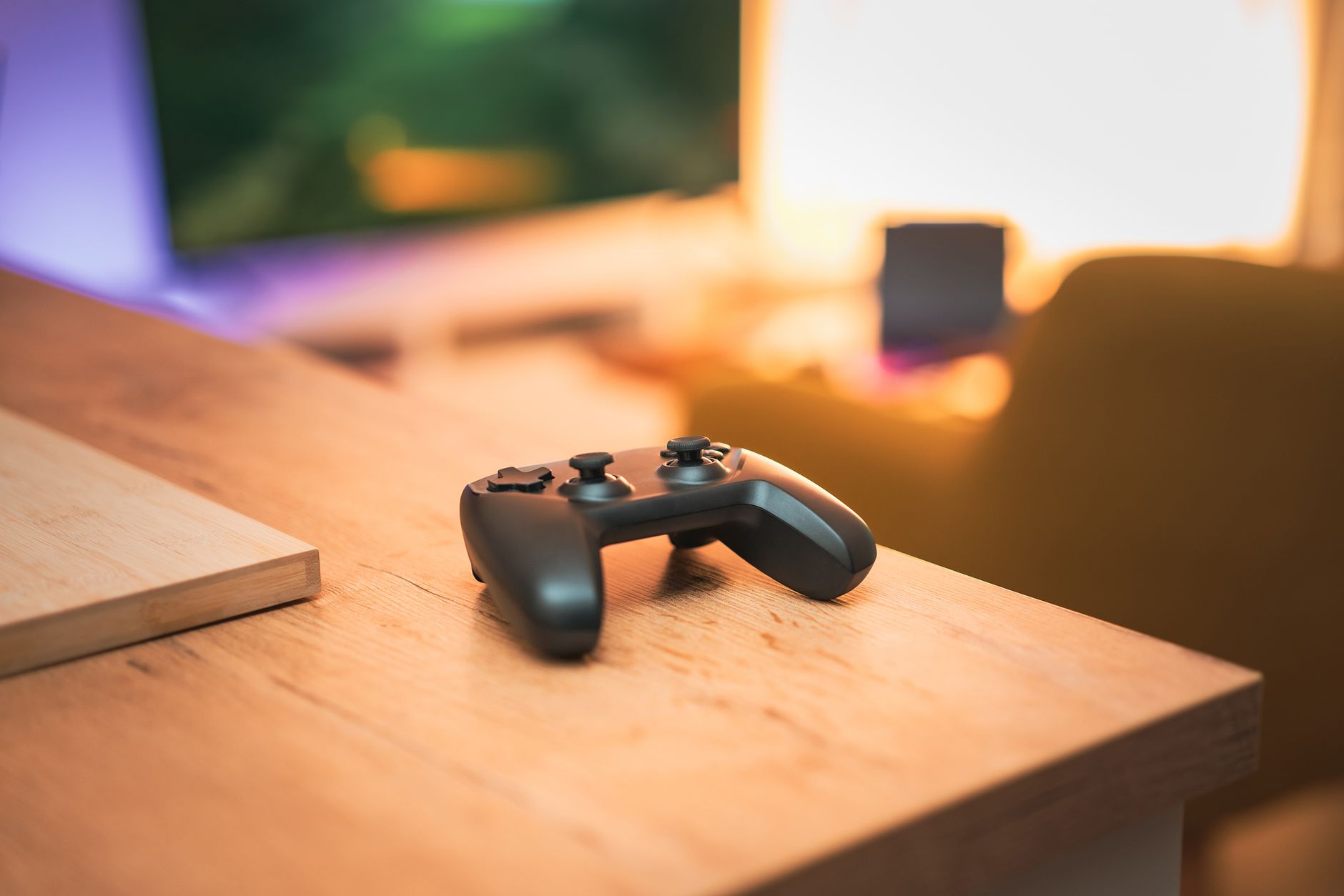 Gaming station com monitor e controle de console
